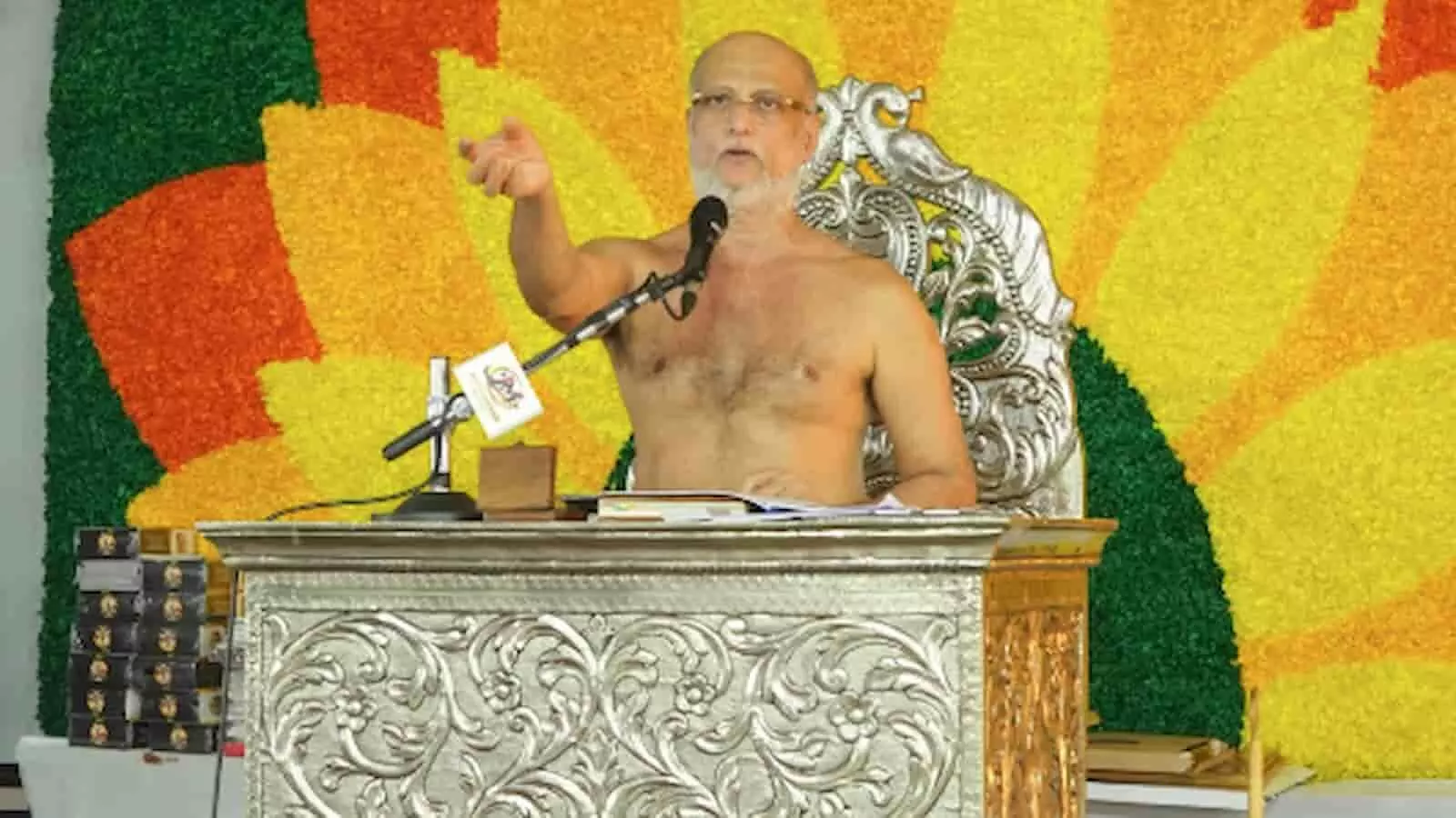तस्वीर में मंच पर सिंहासन पर बैठकर माइक से प्रवचन देते जैन आचार्य पुलकसागर महाराज। तस्वीर में मंच पर सिंहासन पर बैठकर माइक से प्रवचन देते जैन आचार्य पुलकसागर महाराज।
