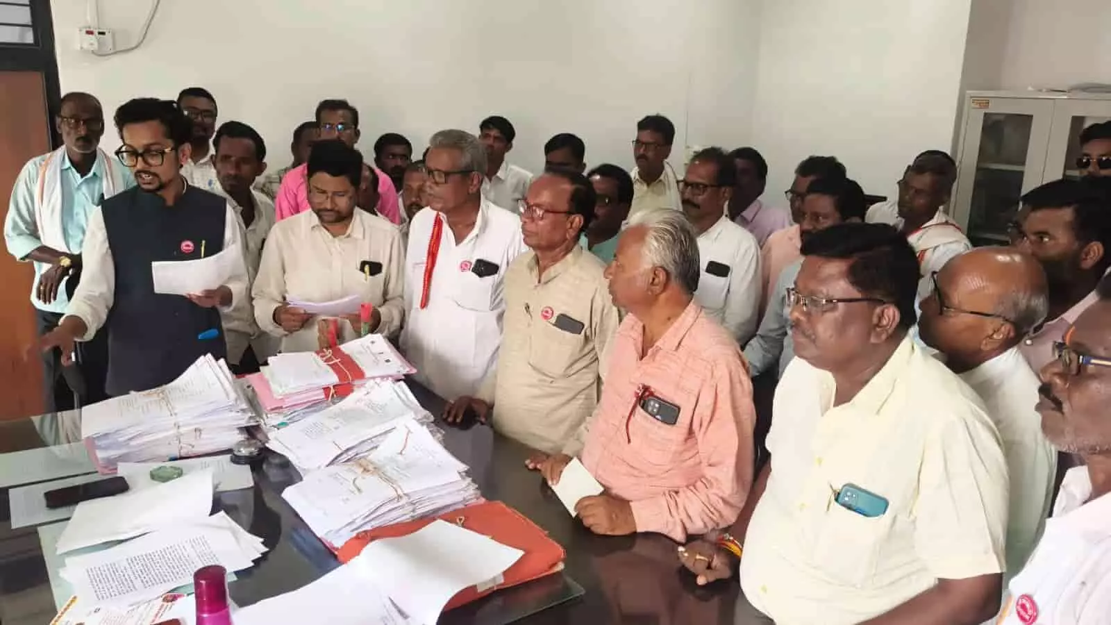 तस्वीर में कोरपना न्यायालय के कर्मचारी समान काम-समान वेतन की मांग को लेकर प्रदर्शन कर रहे हैं। तस्वीर में कोरपना न्यायालय के कर्मचारी समान काम-समान वेतन की मांग को लेकर प्रदर्शन कर रहे हैं।