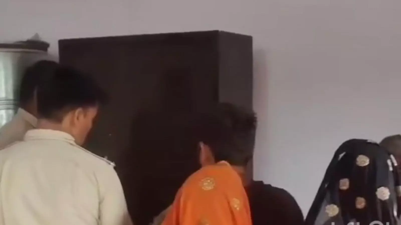 तस्वीर में हिण्डौन के लीलोटी गांव में चोरी की घटना के बाद जांच के संदर्भ में पुलिसकर्मी दिखाई दे रहे हैं तस्वीर में हिण्डौन के लीलोटी गांव में चोरी की घटना के बाद जांच के संदर्भ में पुलिसकर्मी दिखाई दे रहे हैं