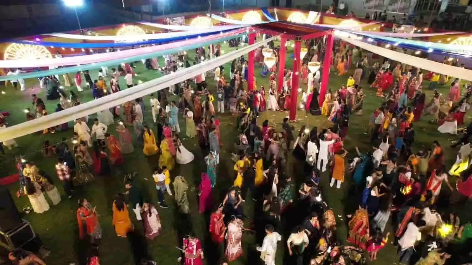 तस्वीर में करौली के सजावटी पंडाल में गरबा नृत्य करते हुए लोग दिख रहे हैं। तस्वीर में करौली के सजावटी पंडाल में गरबा नृत्य करते हुए लोग दिख रहे हैं।