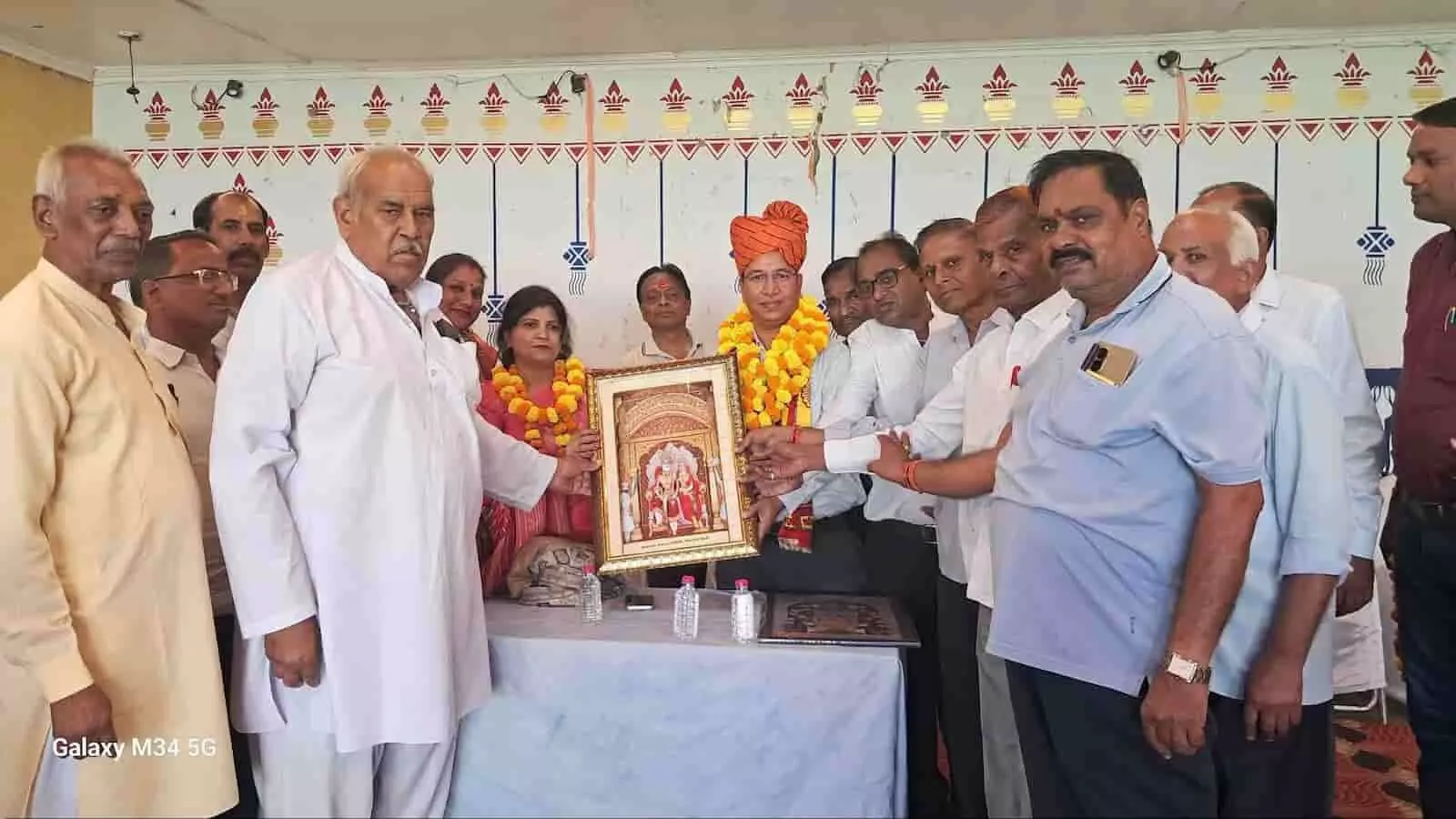 तस्वीर में हिंडौन में आयोजित अभिनंदन समारोह में पदोन्नत आईएएस नरेंद्र कुमार बंसल को स्मृति चिह्न सौंपते समाज के लोग। तस्वीर में हिंडौन में आयोजित अभिनंदन समारोह में पदोन्नत आईएएस नरेंद्र कुमार बंसल को स्मृति चिह्न सौंपते समाज के लोग।