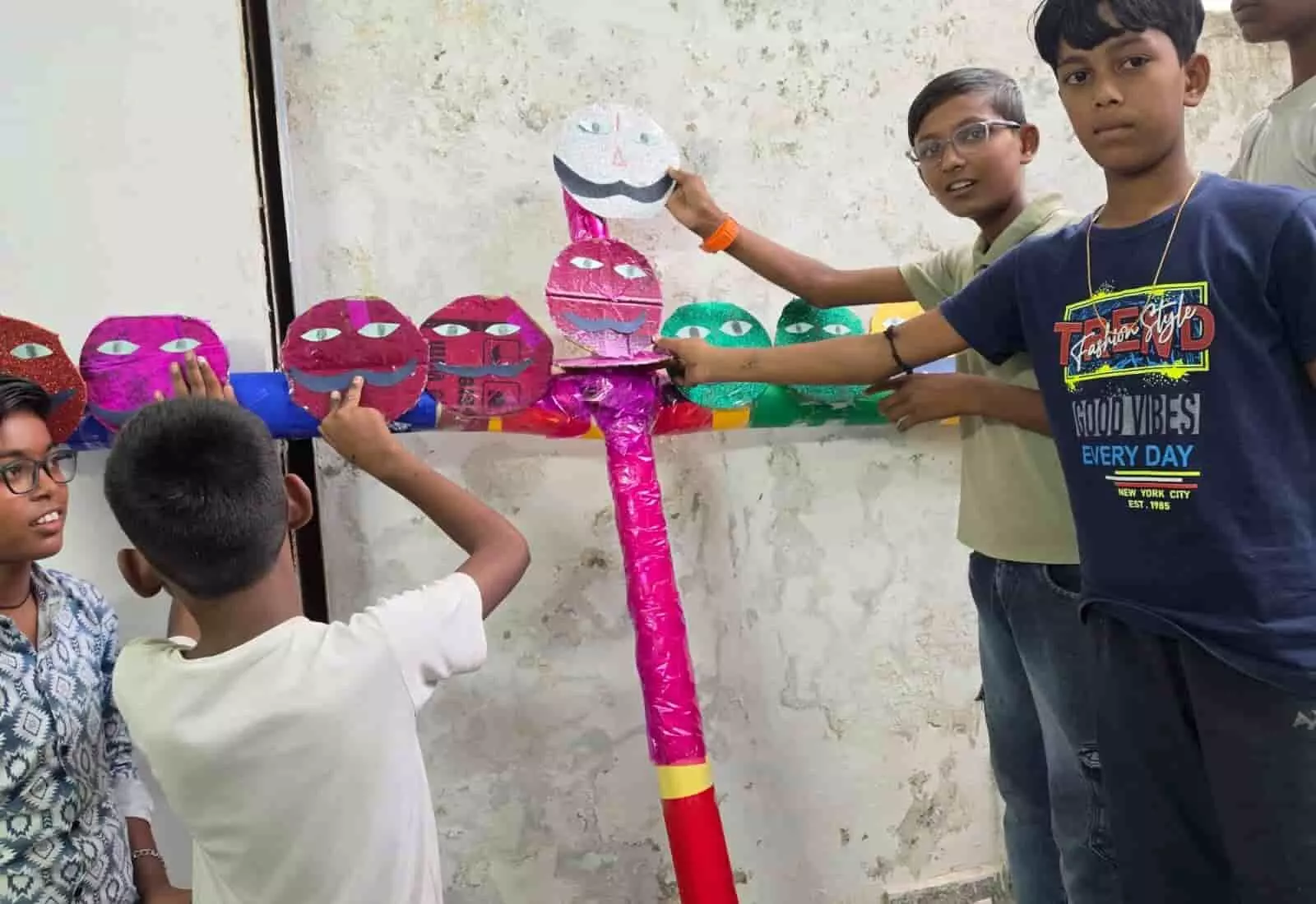 तस्वीर में बच्चे जयपुर में फाउंडेशन के कार्यक्रम के दौरान कार्डबोर्ड से रावण बनाते हुए दिख रहे हैं। तस्वीर में बच्चे जयपुर में फाउंडेशन के कार्यक्रम के दौरान कार्डबोर्ड से रावण बनाते हुए दिख रहे हैं।