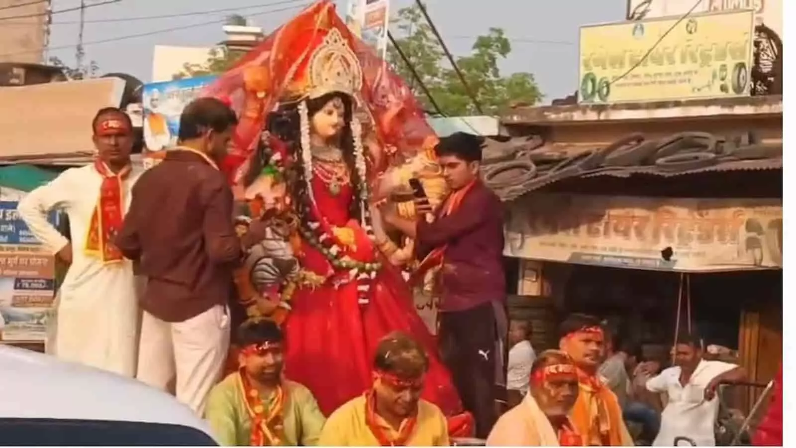 तस्वीर में हिंडौन सिटी में दुर्गा विसर्जन शोभायात्रा के दौरान भक्त प्रतिमा के साथ चलते दिख रहे हैं। तस्वीर में हिंडौन सिटी में दुर्गा विसर्जन शोभायात्रा के दौरान भक्त प्रतिमा के साथ चलते दिख रहे हैं।