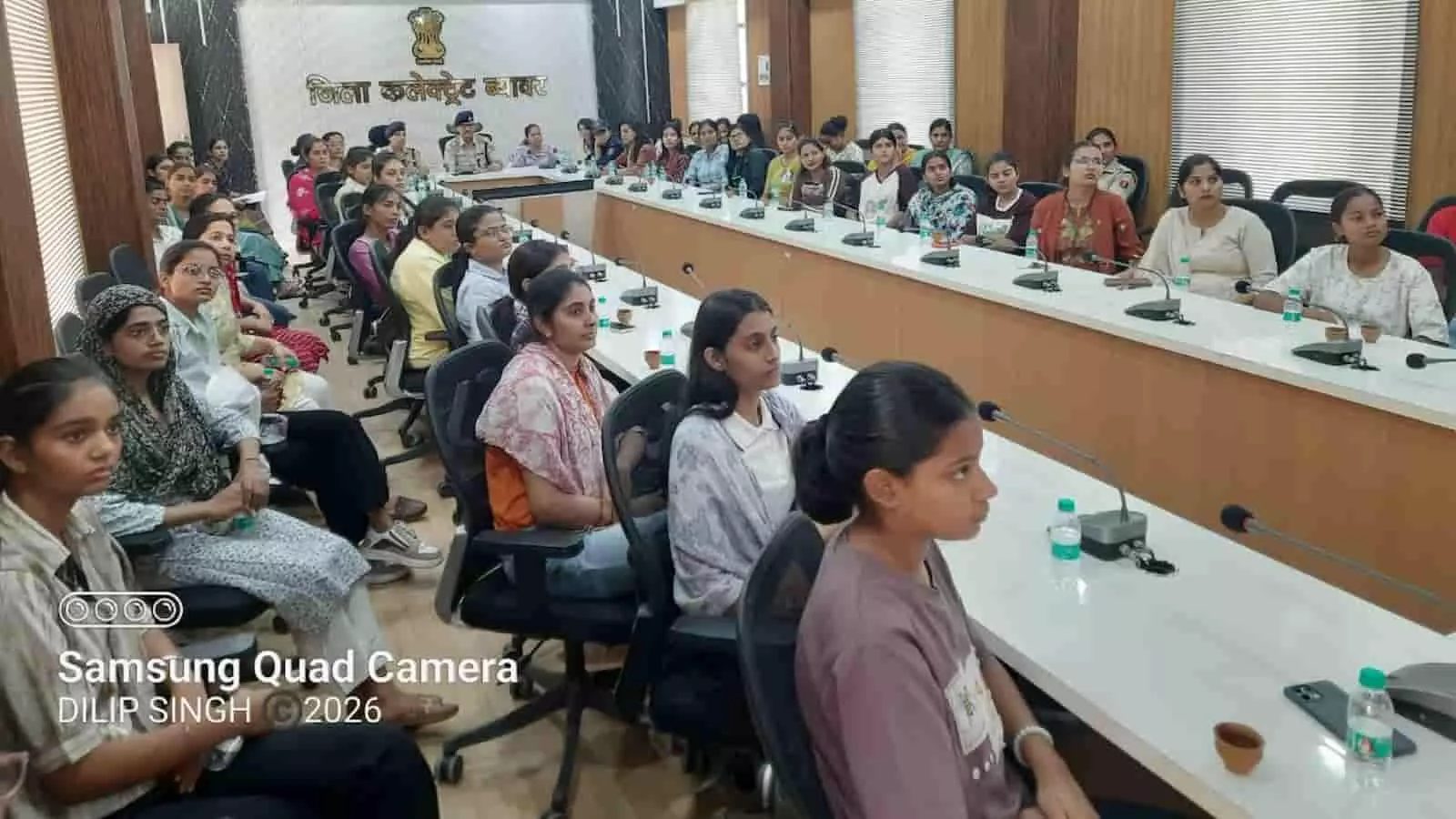 तस्वीर में ब्यावर कलेक्ट्रेट सभागार में महिला सुरक्षा बैठक में बैठी यूथ सीएलजी सदस्य दिख रही हैं। तस्वीर में ब्यावर कलेक्ट्रेट सभागार में महिला सुरक्षा बैठक में बैठी यूथ सीएलजी सदस्य दिख रही हैं।
