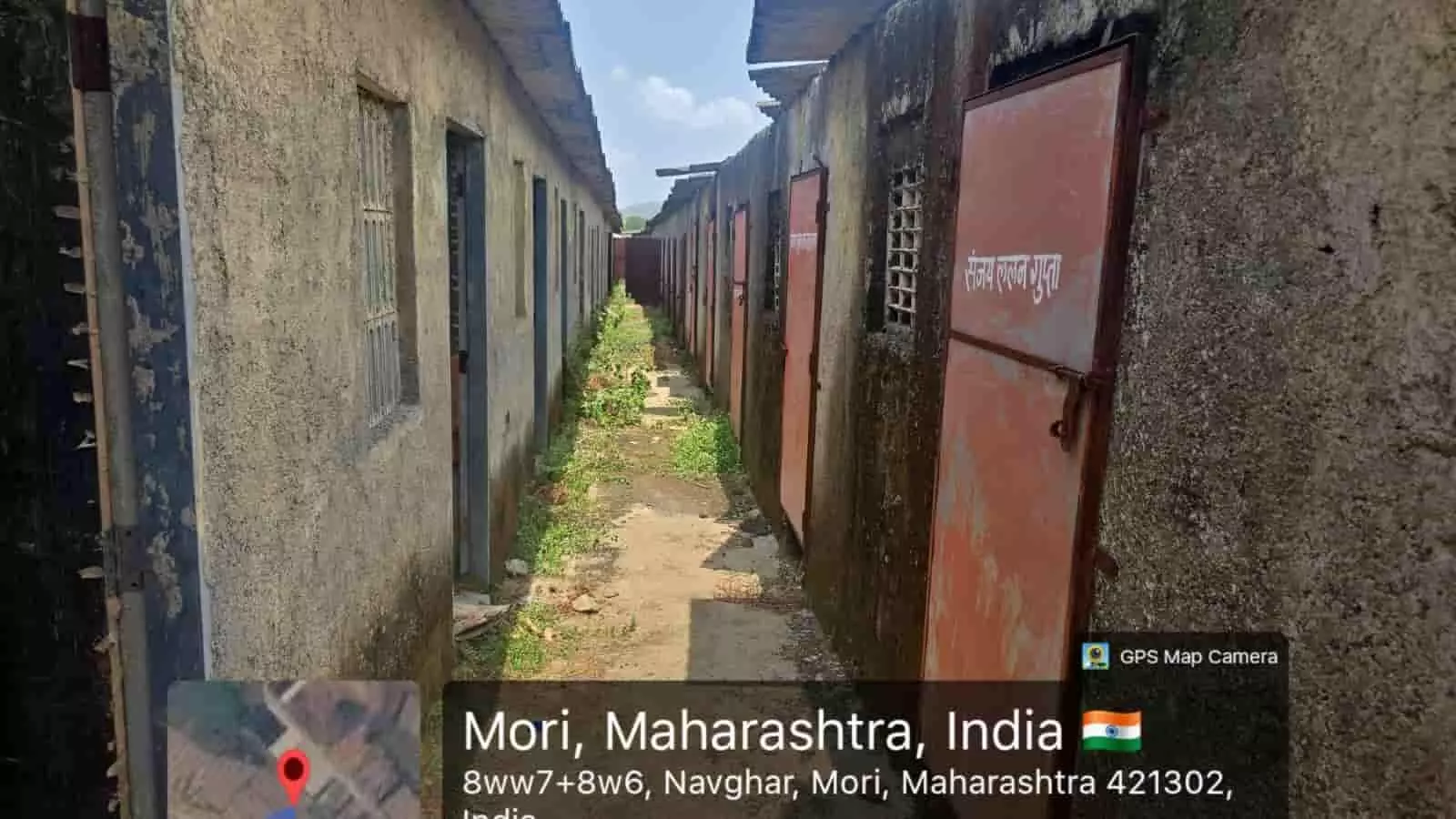 तस्वीर में वसई-विरार के मोरी गांव में अधिग्रहित भूमि पर बने अवैध बॉक्सनुमा कमरों की कतार दिख रही है। तस्वीर में वसई-विरार के मोरी गांव में अधिग्रहित भूमि पर बने अवैध बॉक्सनुमा कमरों की कतार दिख रही है।