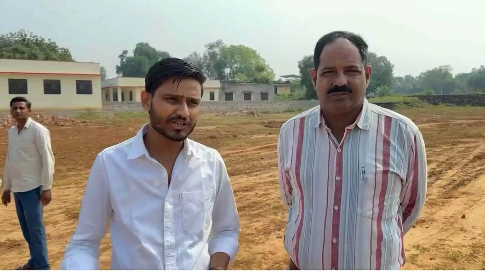 तस्वीर में मैदान में खड़े होकर दशहरा महोत्सव की तैयारियों का जायजा लेते अधिकारी दिखे। तस्वीर में मैदान में खड़े होकर दशहरा महोत्सव की तैयारियों का जायजा लेते अधिकारी दिखे।