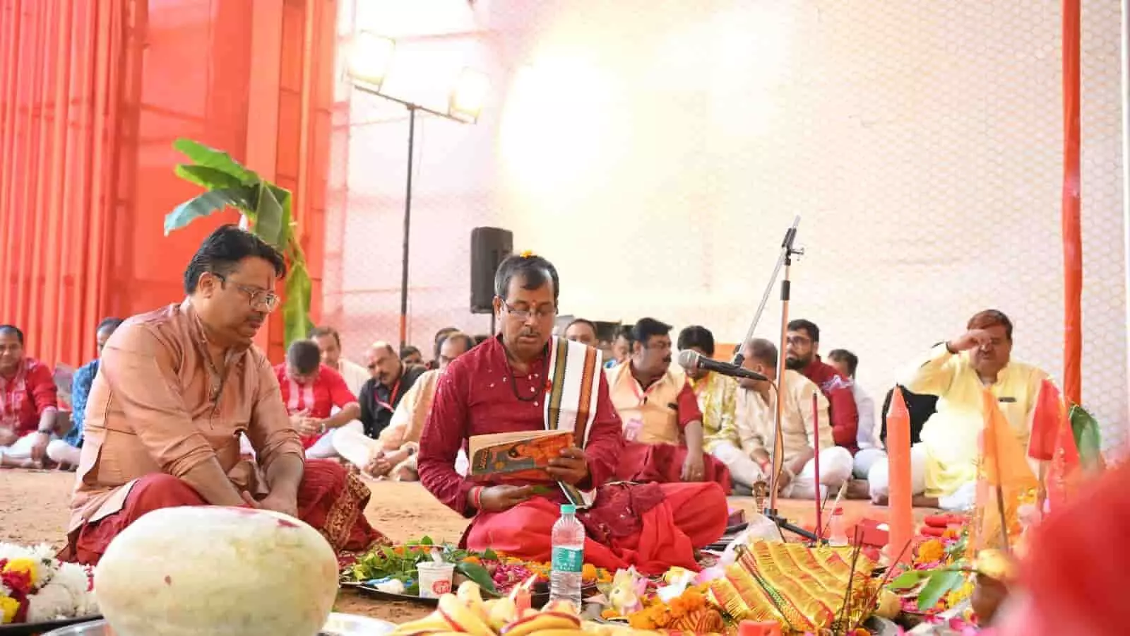 तस्वीर में जयपुर के जय क्लब लॉन में महाअष्टमी पर संधि पूजा करते श्रद्धालु दिख रहे हैं। तस्वीर में जयपुर के जय क्लब लॉन में महाअष्टमी पर संधि पूजा करते श्रद्धालु दिख रहे हैं।