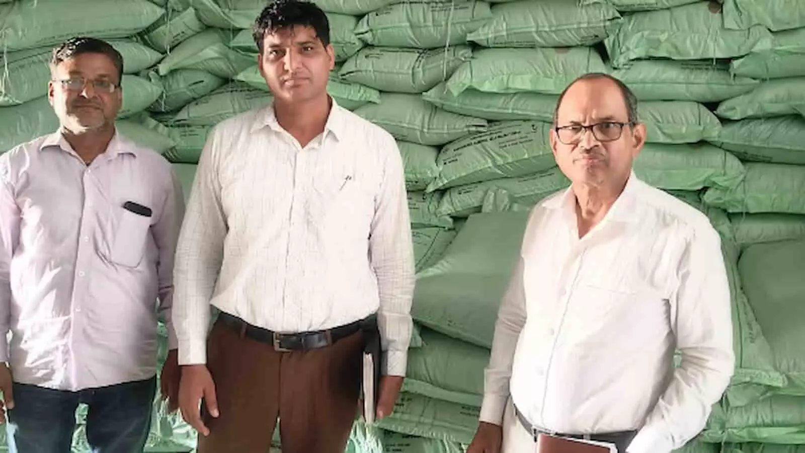 तस्वीर में कृषि विभाग के अधिकारी यूरिया बोरी के गोदाम में निरीक्षण करते हुए खड़े हैं। तस्वीर में कृषि विभाग के अधिकारी यूरिया बोरी के गोदाम में निरीक्षण करते हुए खड़े हैं।