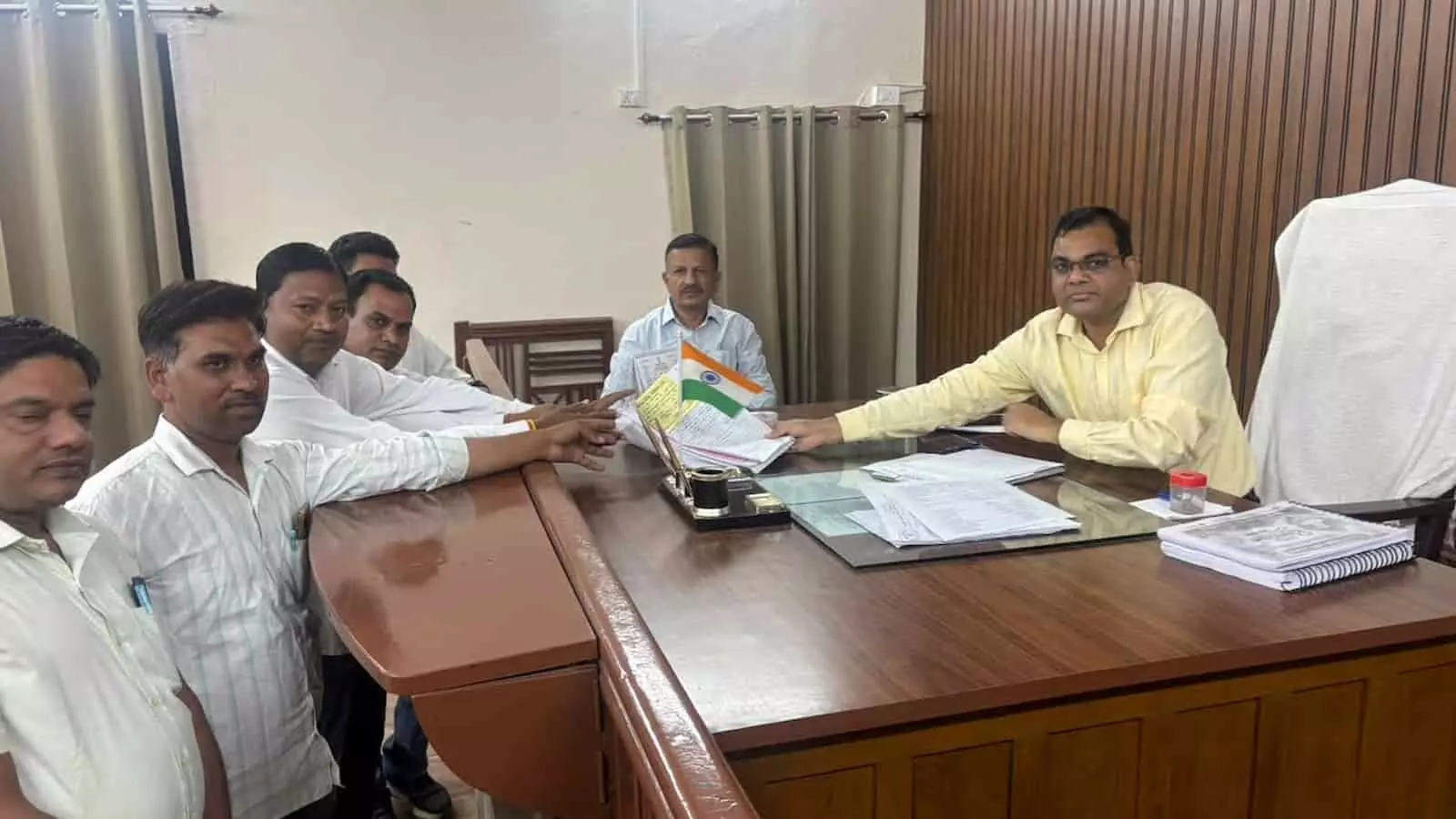 तस्वीर में बड़ी सादड़ी में चुनाव अधिकारी को नामांकन पत्र सौंपते कांग्रेस प्रत्याशी प्रकाश चंद्र मीणा। तस्वीर में बड़ी सादड़ी में चुनाव अधिकारी को नामांकन पत्र सौंपते कांग्रेस प्रत्याशी प्रकाश चंद्र मीणा।