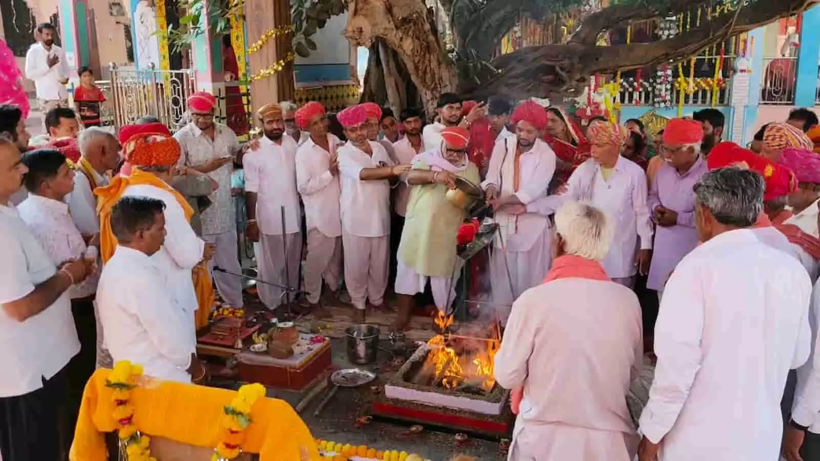 तस्वीर में आसावरा माता शक्तिपीठ में नवरात्र की अष्टमी पर हवन करते हुए यजमान और श्रद्धालु नजर आ रहे हैं। तस्वीर में आसावरा माता शक्तिपीठ में नवरात्र की अष्टमी पर हवन करते हुए यजमान और श्रद्धालु नजर आ रहे हैं।