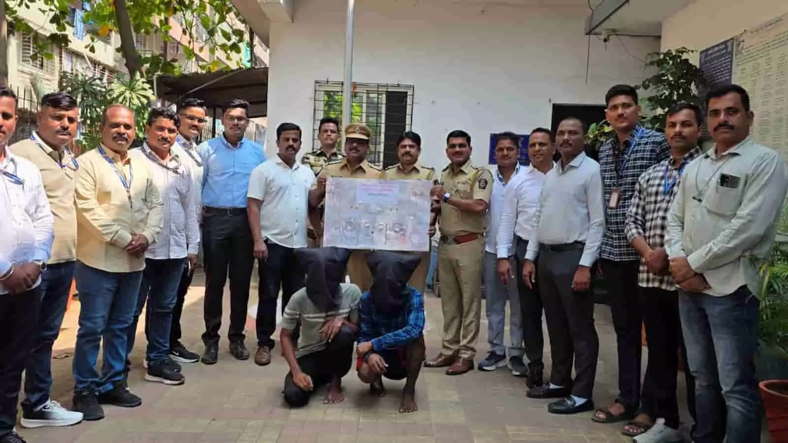 तस्वीर में आचोले पुलिस स्टेशन के अधिकारी नालासोपारा में चोरी के दो आरोपियों के साथ नजर आ रहे हैं। तस्वीर में आचोले पुलिस स्टेशन के अधिकारी नालासोपारा में चोरी के दो आरोपियों के साथ नजर आ रहे हैं।