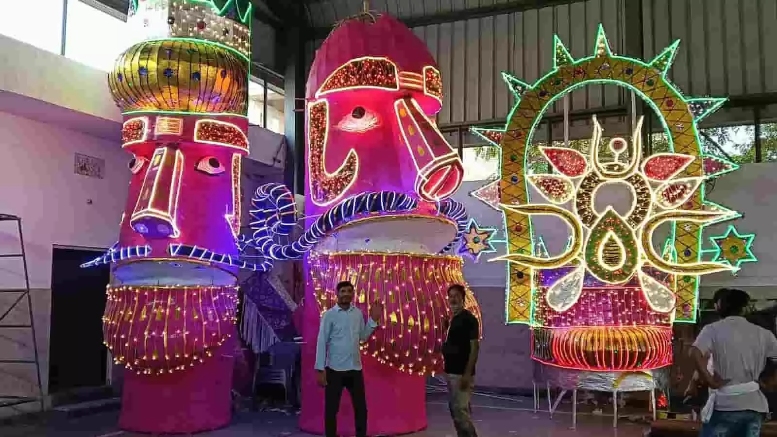 तस्वीर में जयपुर के आदर्श नगर में दशहरा महोत्सव के लिए तैयार किए जा रहे रावण और कुंभकर्ण के पुतले दिख रहे हैं। तस्वीर में जयपुर के आदर्श नगर में दशहरा महोत्सव के लिए तैयार किए जा रहे रावण और कुंभकर्ण के पुतले दिख रहे हैं।