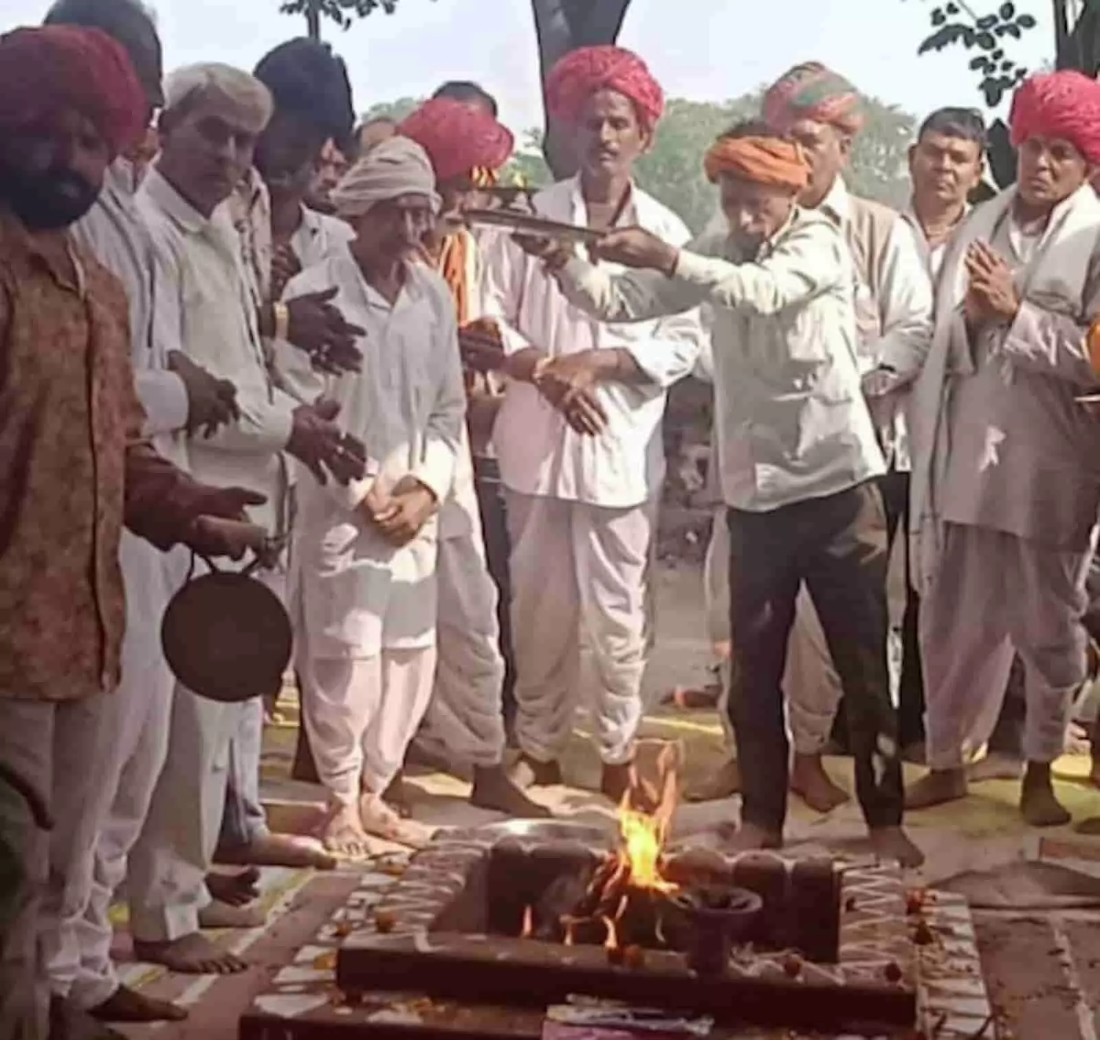 तस्वीर में लिंकोड़ा गांव में यज्ञ कुंड के पास खड़े श्रद्धालु हवन और आरती की धार्मिक परंपरा निभा रहे हैं। तस्वीर में लिंकोड़ा गांव में यज्ञ कुंड के पास खड़े श्रद्धालु हवन और आरती की धार्मिक परंपरा निभा रहे हैं।