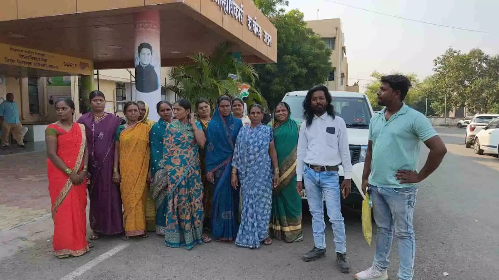 तस्वीर में जालना जिलाधिकारी कार्यालय के बाहर वंचित बहुजन आघाड़ी के प्रतिनिधि और महिलाएं खड़ी हैं। तस्वीर में जालना जिलाधिकारी कार्यालय के बाहर वंचित बहुजन आघाड़ी के प्रतिनिधि और महिलाएं खड़ी हैं।