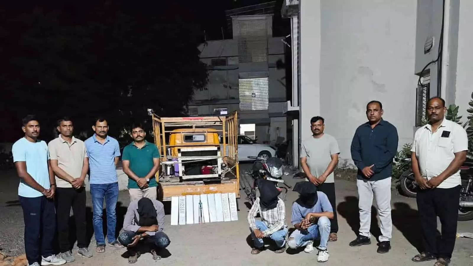 तस्वीर में जालना पुलिस टीम की कस्टडी में फर्जी नंबर प्लेट बनाने वाले आरोपी और जब्त मशीनें दिख रही हैं। तस्वीर में जालना पुलिस टीम की कस्टडी में फर्जी नंबर प्लेट बनाने वाले आरोपी और जब्त मशीनें दिख रही हैं।