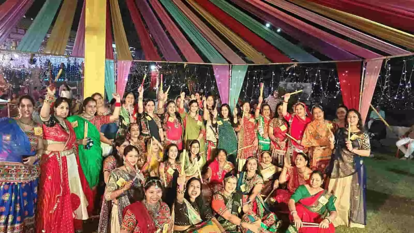 तस्वीर में पारंपरिक पोशाक पहने महिलाएं कोटा की देवाशीष सिटी में डांडिया रास का आनंद लेती दिख रही हैं। तस्वीर में पारंपरिक पोशाक पहने महिलाएं कोटा की देवाशीष सिटी में डांडिया रास का आनंद लेती दिख रही हैं।