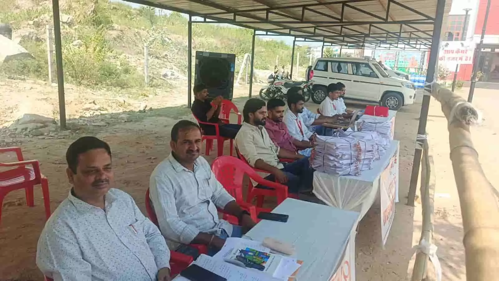 तस्वीर में सलूंबर कलेक्ट्रेट कार्यालय में जिला परिषद चुनाव के लिए स्थापित हेल्प डेस्क और प्रशासनिक काउंटर नजर आ रहे हैं। तस्वीर में सलूंबर कलेक्ट्रेट कार्यालय में जिला परिषद चुनाव के लिए स्थापित हेल्प डेस्क और प्रशासनिक काउंटर नजर आ रहे हैं।