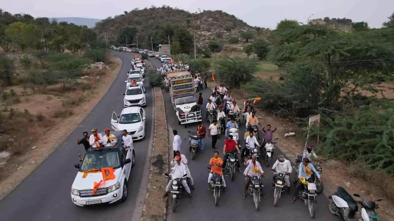 तस्वीर में राजसमंद में पंचायतीराज चुनाव के लिए कुमावत समाज द्वारा निकाली गई विशाल वाहन रैली दिख रही है। तस्वीर में राजसमंद में पंचायतीराज चुनाव के लिए कुमावत समाज द्वारा निकाली गई विशाल वाहन रैली दिख रही है।