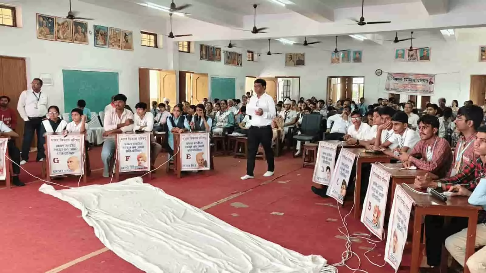 तस्वीर में शाहपुरा के हॉल में भारत को जानो प्रतियोगिता में विद्यार्थी और अतिथि दिख रहे हैं। तस्वीर में शाहपुरा के हॉल में भारत को जानो प्रतियोगिता में विद्यार्थी और अतिथि दिख रहे हैं।