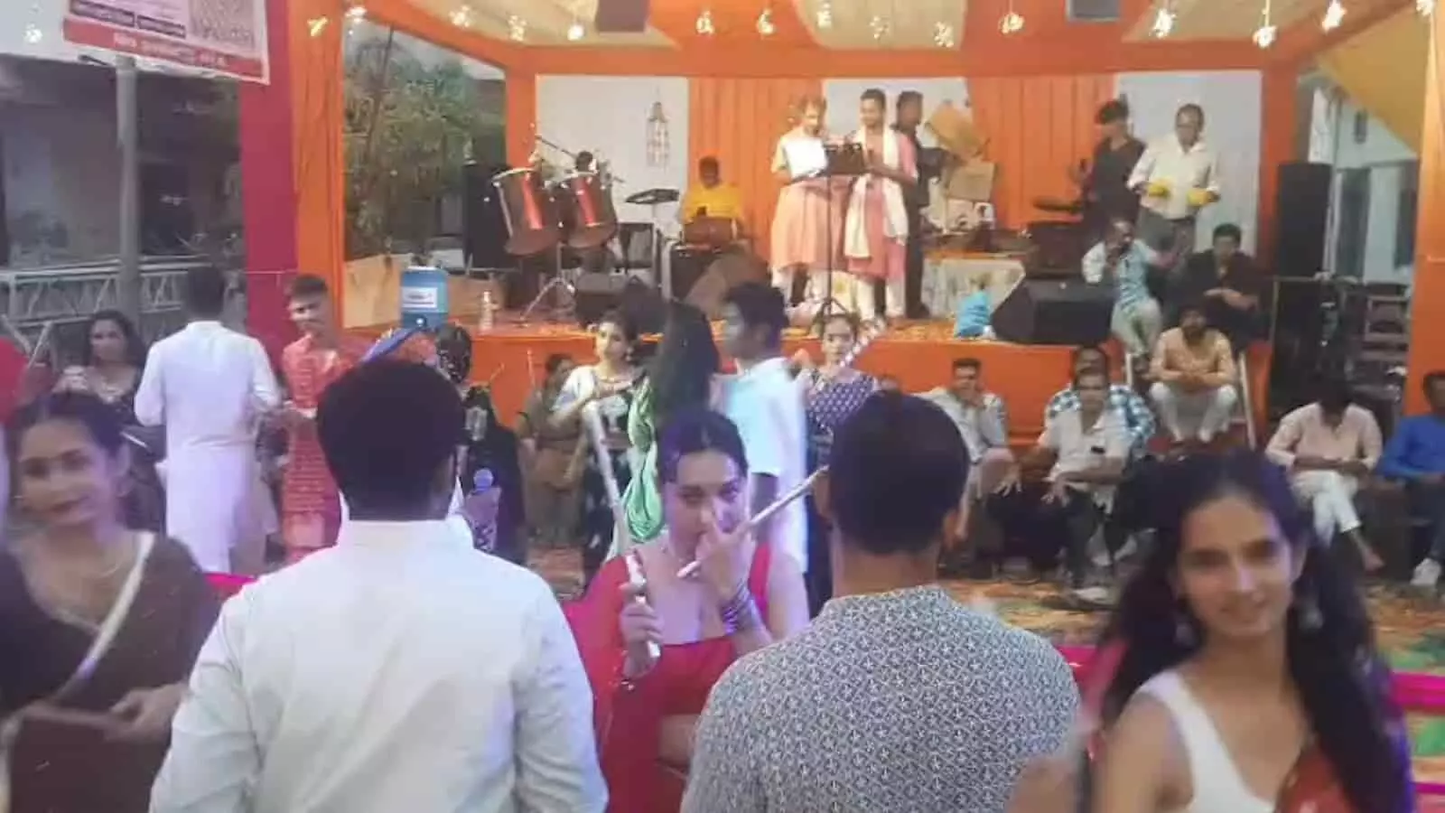 तस्वीर में पारंपरिक परिधानों में सजे पंडाल के भीतर डांडिया खेलते हुए नजर आ रहे हैं लोग। तस्वीर में पारंपरिक परिधानों में सजे पंडाल के भीतर डांडिया खेलते हुए नजर आ रहे हैं लोग।