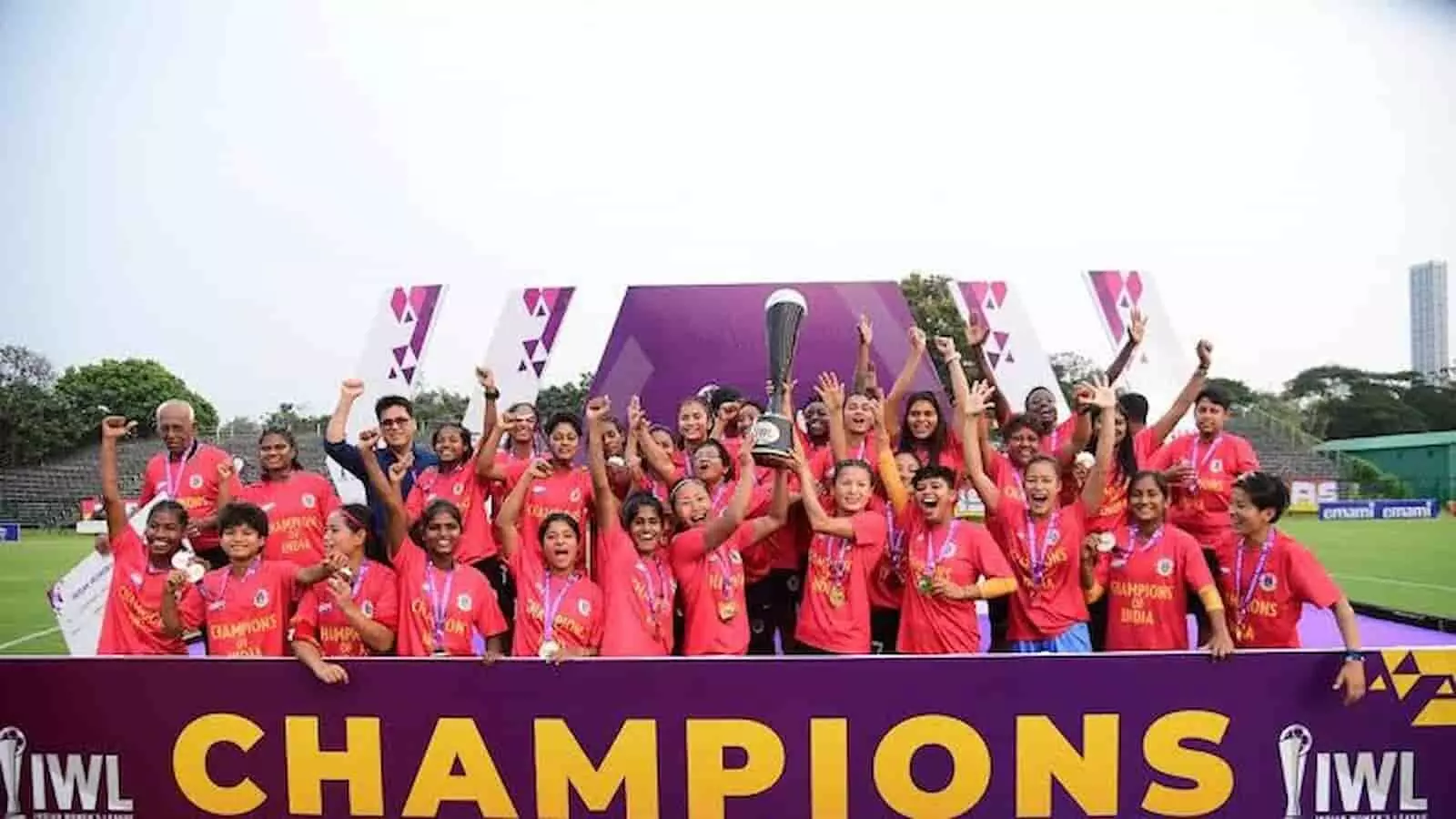 तस्वीर में इंडियन विमेंस लीग ट्रॉफी के साथ ईस्ट बंगाल एफसी की महिला खिलाड़ी जश्न मनाती दिख रही हैं। तस्वीर में इंडियन विमेंस लीग ट्रॉफी के साथ ईस्ट बंगाल एफसी की महिला खिलाड़ी जश्न मनाती दिख रही हैं।
