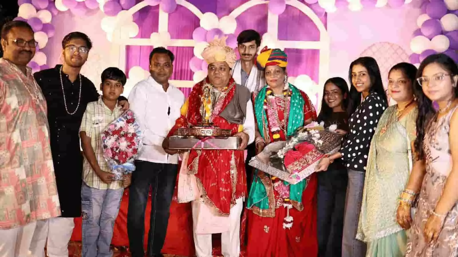 तस्वीर में हिंडौन सिटी में आयोजित स्वागत समारोह में कृष्ण कुमार गोयल परिजनों के साथ मौजूद हैं। तस्वीर में हिंडौन सिटी में आयोजित स्वागत समारोह में कृष्ण कुमार गोयल परिजनों के साथ मौजूद हैं।