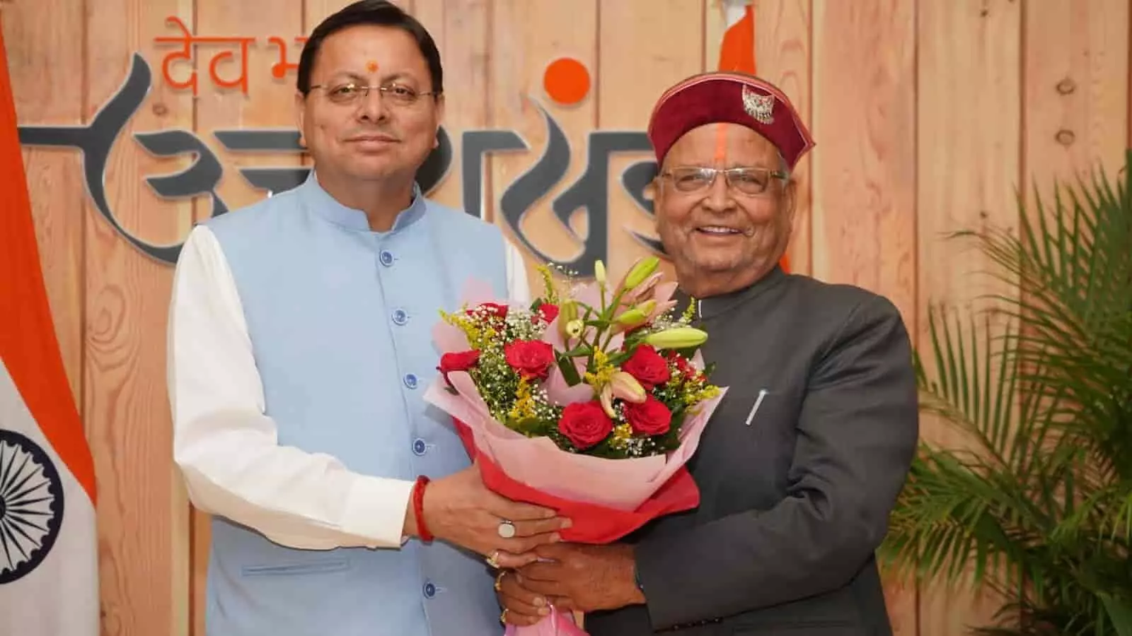 तस्वीर में मुख्यमंत्री पुष्कर सिंह धामी और विधायक बंशीधर भगत फूलों का गुलदस्ता पकड़े खड़े हैं। तस्वीर में मुख्यमंत्री पुष्कर सिंह धामी और विधायक बंशीधर भगत फूलों का गुलदस्ता पकड़े खड़े हैं।
