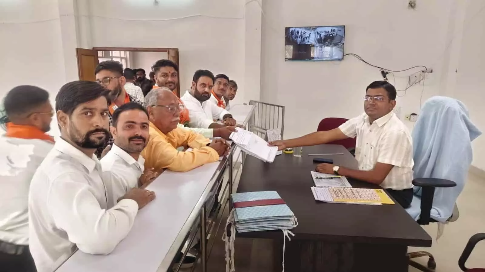 तस्वीर में भूपालसागर कार्यालय में पंचायत चुनाव के लिए नामांकन पत्र जमा कराते प्रत्याशी दिख रहे हैं। तस्वीर में भूपालसागर कार्यालय में पंचायत चुनाव के लिए नामांकन पत्र जमा कराते प्रत्याशी दिख रहे हैं।