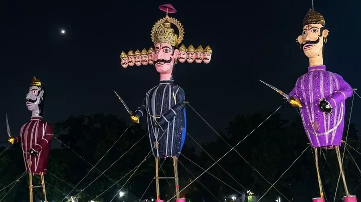 गांधी मैदान में खड़े रावण कुंभकरण और मेघनाथ के पुतले दशहरा दहन कार्यक्रम के संदर्भ में गांधी मैदान में खड़े रावण कुंभकरण और मेघनाथ के पुतले दशहरा दहन कार्यक्रम के संदर्भ में