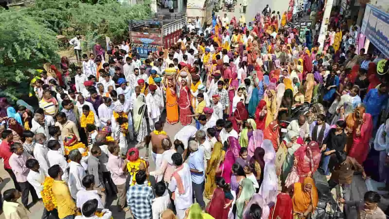 तस्वीर में भूपालसागर में शारदीय नवरात्रि के समापन पर कलश यात्रा और ज्वारा विसर्जन जुलूस में शामिल श्रद्धालु दिख रहे हैं। तस्वीर में भूपालसागर में शारदीय नवरात्रि के समापन पर कलश यात्रा और ज्वारा विसर्जन जुलूस में शामिल श्रद्धालु दिख रहे हैं।