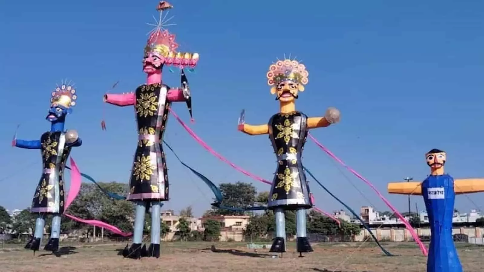 तस्वीर में मुजफ्फरनगर के नुमाइश ग्राउंड में दशहरा दहन के लिए खड़े चार पुतले दिख रहे हैं। तस्वीर में मुजफ्फरनगर के नुमाइश ग्राउंड में दशहरा दहन के लिए खड़े चार पुतले दिख रहे हैं।