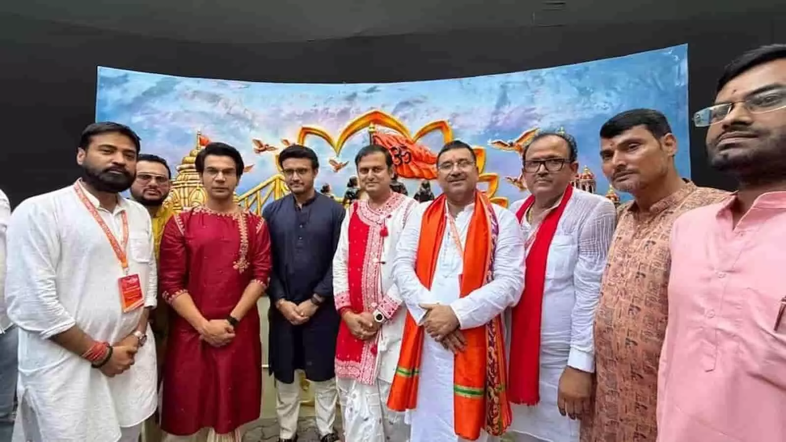 तस्वीर में सौरव गांगुली और राजकुमार राव कोलकाता में दुर्गा पूजा पंडाल में नजर आ रहे हैं. तस्वीर में सौरव गांगुली और राजकुमार राव कोलकाता में दुर्गा पूजा पंडाल में नजर आ रहे हैं.