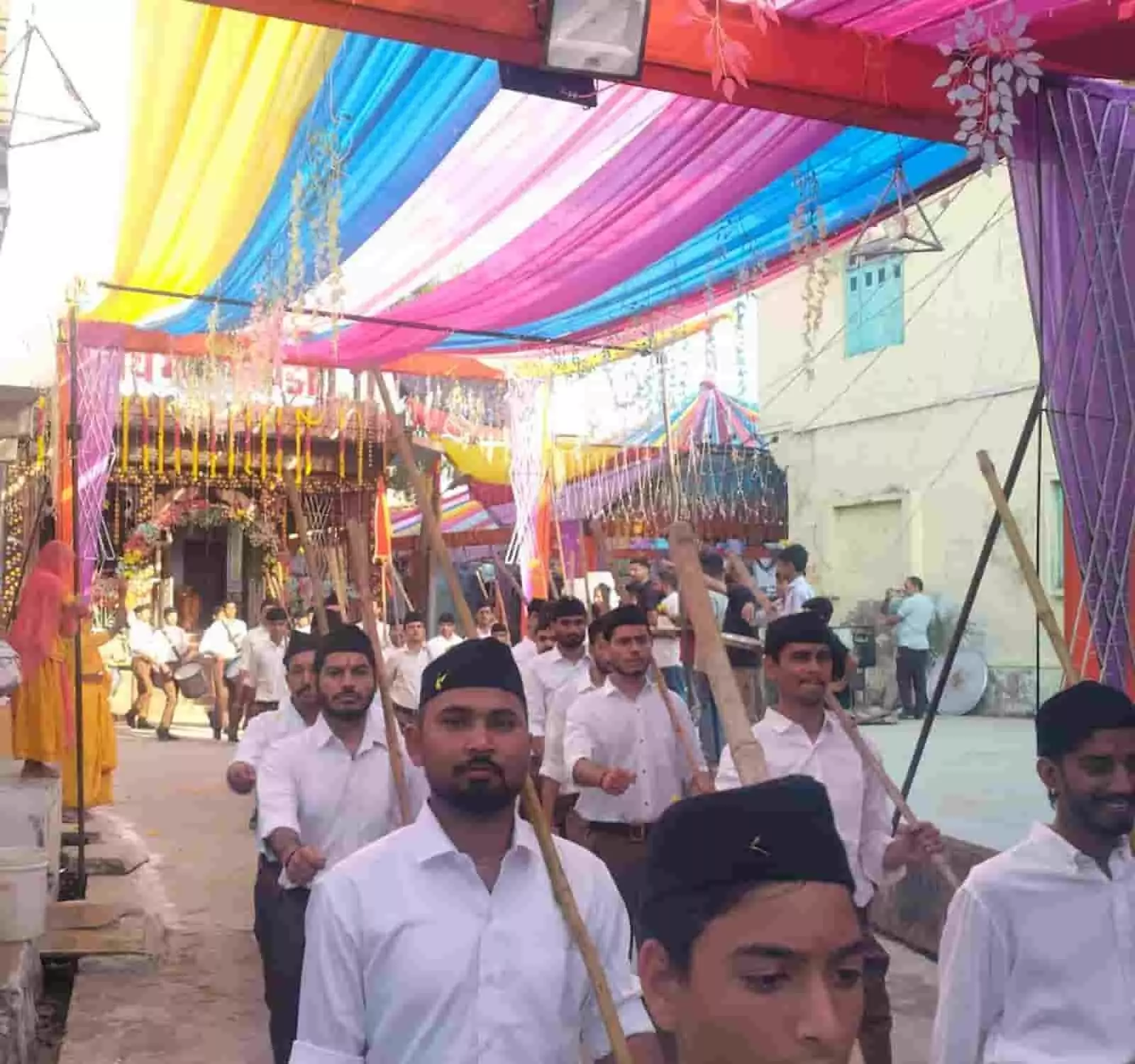 तस्वीर में बोहेड़ा में राष्ट्रीय स्वयंसेवक संघ के पथ संचलन के दौरान चलते स्वयंसेवक दिख रहे हैं। तस्वीर में बोहेड़ा में राष्ट्रीय स्वयंसेवक संघ के पथ संचलन के दौरान चलते स्वयंसेवक दिख रहे हैं।