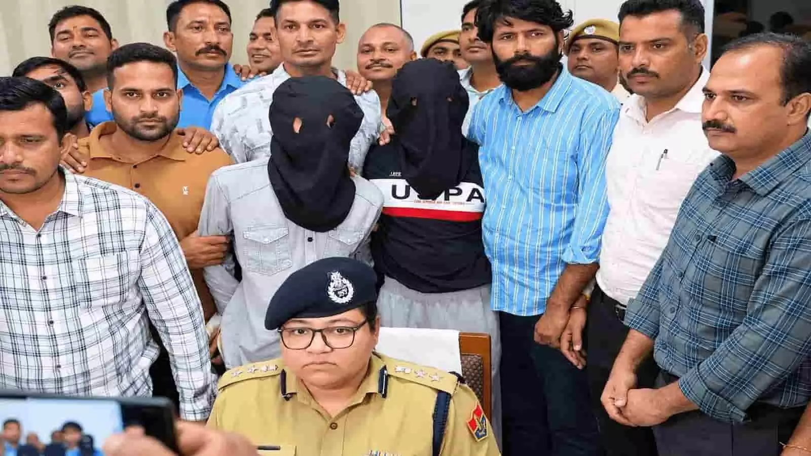 तस्वीर में कोटा में पुलिस अधिकारियों के साथ टाइगर श्रॉफ फायरिंग मामले के संदिग्ध नजर आ रहे हैं. तस्वीर में कोटा में पुलिस अधिकारियों के साथ टाइगर श्रॉफ फायरिंग मामले के संदिग्ध नजर आ रहे हैं.