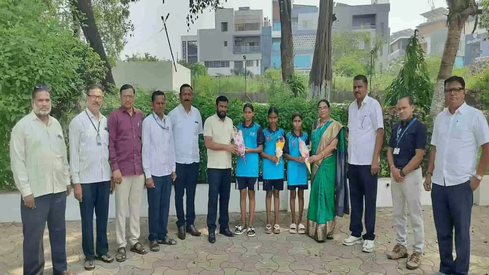 तस्वीर में खेल प्रतियोगिता में चयनित छात्रा पार्वती पावरा और शिक्षक शिरपूर में दिख रहे हैं। तस्वीर में खेल प्रतियोगिता में चयनित छात्रा पार्वती पावरा और शिक्षक शिरपूर में दिख रहे हैं।