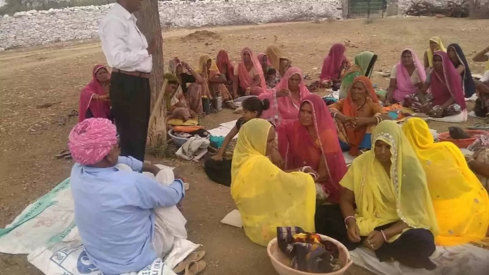 तस्वीर में जमीनी कार्यस्थल पर बैठे नरेगा श्रमिकों को संबोधित करते इंटक नेता कैलाश चंद्र शर्मा दिख रहे हैं। तस्वीर में जमीनी कार्यस्थल पर बैठे नरेगा श्रमिकों को संबोधित करते इंटक नेता कैलाश चंद्र शर्मा दिख रहे हैं।