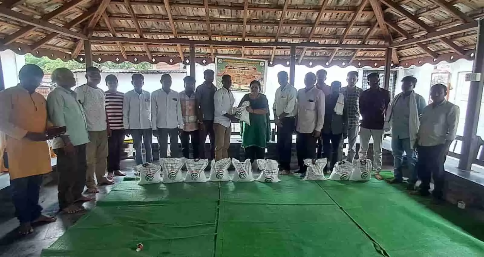 तस्वीर में गिरड के केंद्र में आयोजित कार्यशाला में किसान और विशेषज्ञ जवस बीज वितरण के लिए खड़े हैं। तस्वीर में गिरड के केंद्र में आयोजित कार्यशाला में किसान और विशेषज्ञ जवस बीज वितरण के लिए खड़े हैं।