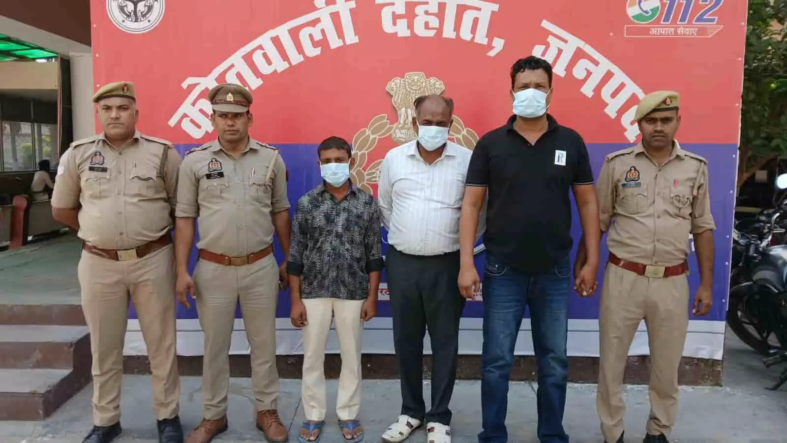 तस्वीर में हापुड़ देहात थाना पुलिस हिरासत में पत्रकार नसीम हत्याकांड के तीन आरोपी खड़े हैं। तस्वीर में हापुड़ देहात थाना पुलिस हिरासत में पत्रकार नसीम हत्याकांड के तीन आरोपी खड़े हैं।