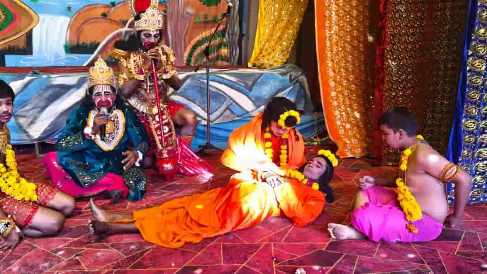 तस्वीर में रामलीला मंचन के दौरान लक्ष्मण और अन्य कलाकार मंच पर अभिनय करते दिख रहे हैं। तस्वीर में रामलीला मंचन के दौरान लक्ष्मण और अन्य कलाकार मंच पर अभिनय करते दिख रहे हैं।