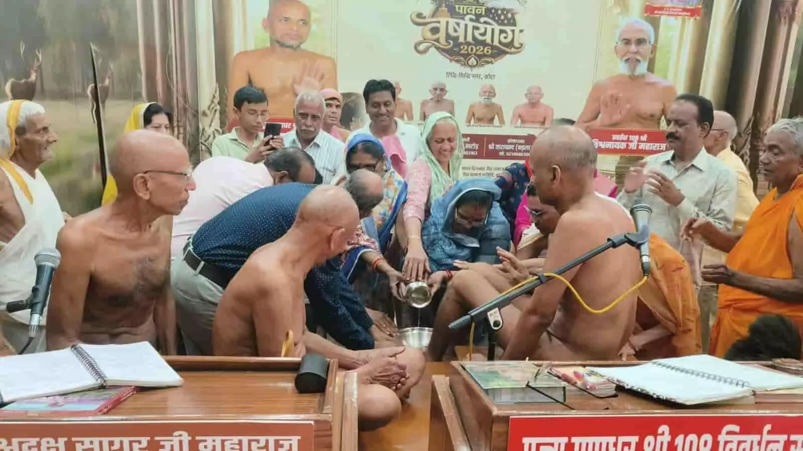 तस्वीर में कोटा के मंदिर में श्रद्धालु मुनि विवर्धन सागर जी का पाद प्रक्षालन करते दिख रहे हैं। तस्वीर में कोटा के मंदिर में श्रद्धालु मुनि विवर्धन सागर जी का पाद प्रक्षालन करते दिख रहे हैं।