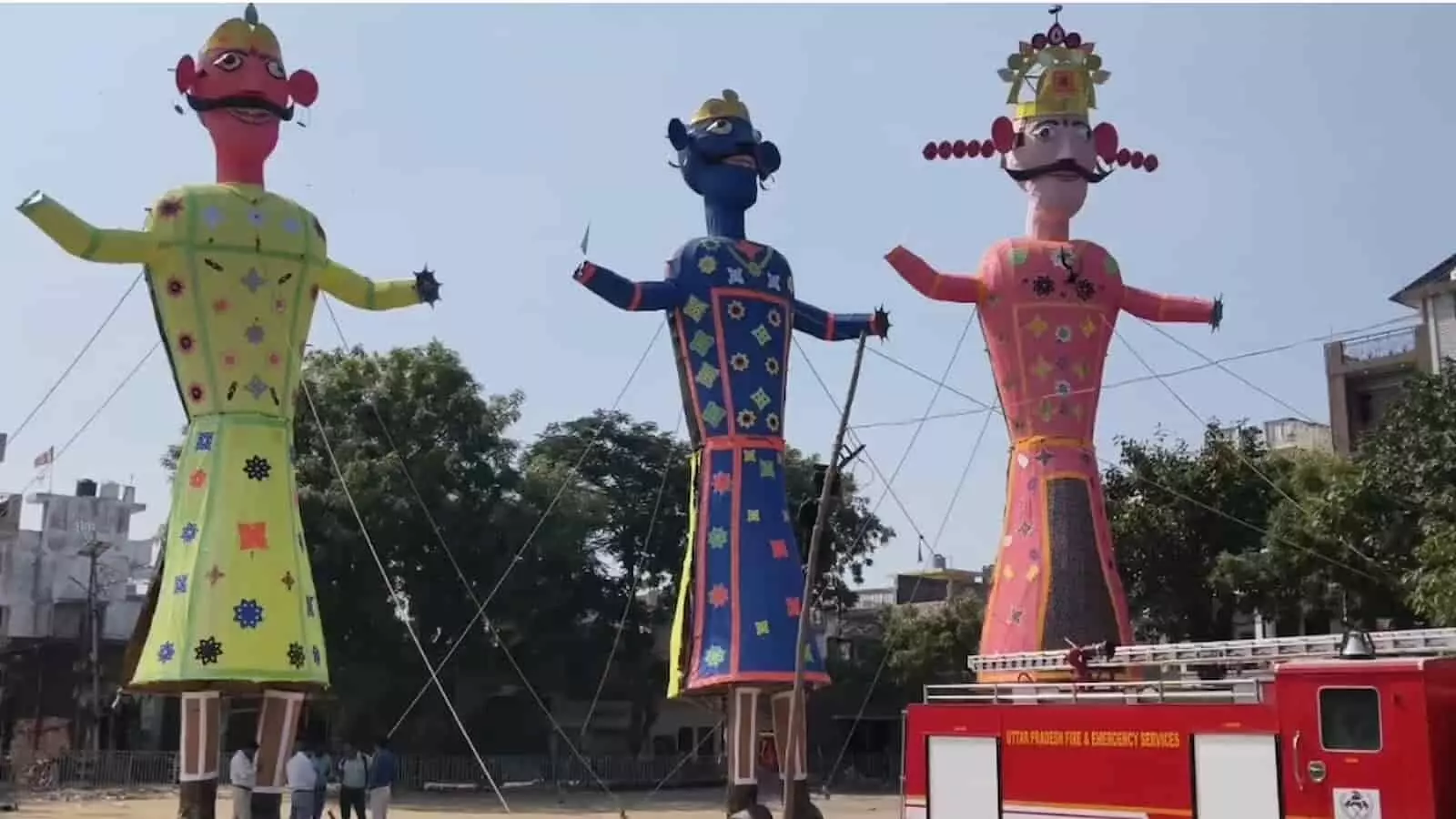 तस्वीर में हापुड़ के रामलीला मैदान में विजयदशमी पर दहन के लिए रखे रावण के विशाल पुतले। तस्वीर में हापुड़ के रामलीला मैदान में विजयदशमी पर दहन के लिए रखे रावण के विशाल पुतले।