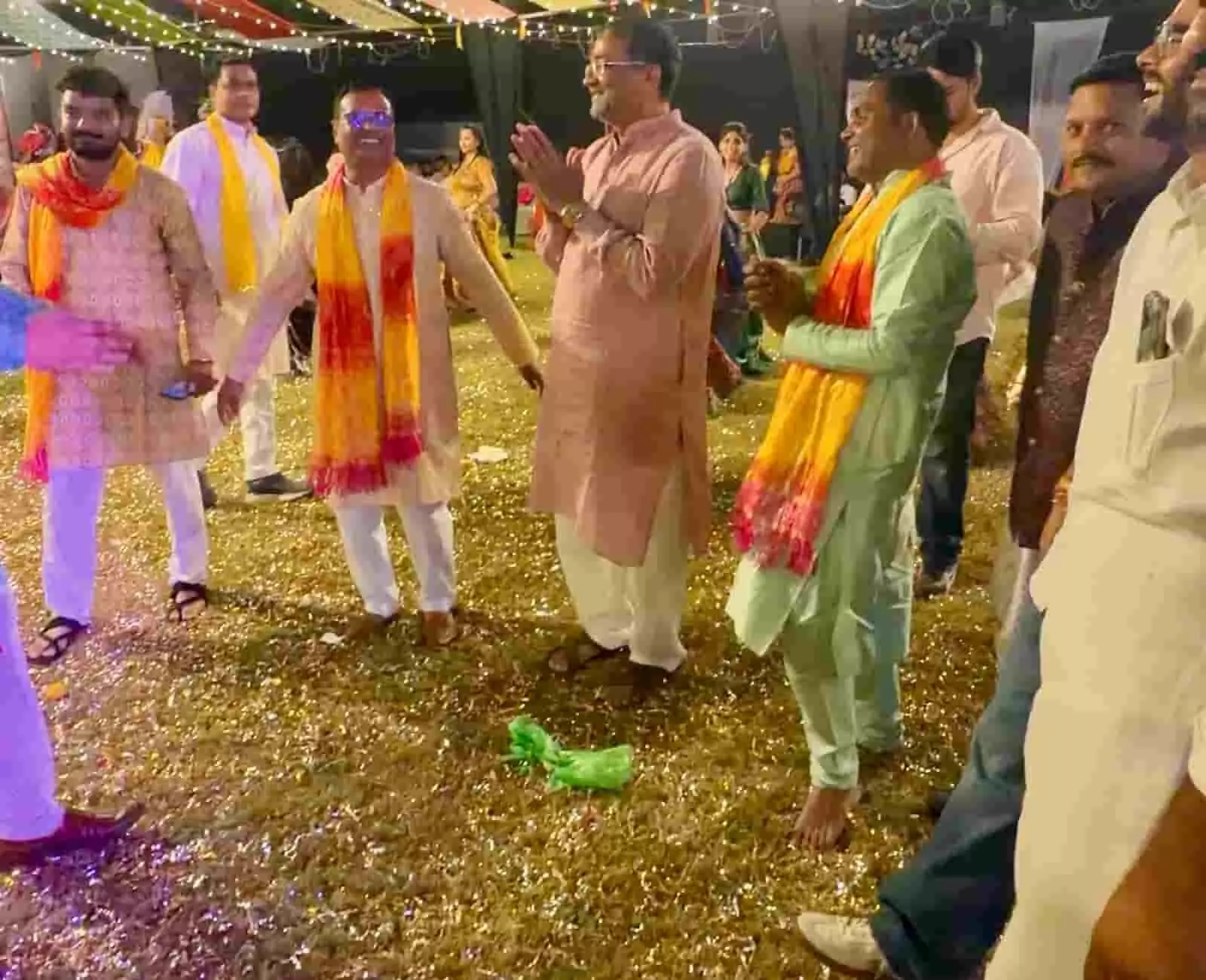 तस्वीर में कोटा के रास महोत्सव कार्यक्रम के दौरान पारंपरिक परिधानों में उपस्थित अतिथि मंच पर दिख रहे हैं। तस्वीर में कोटा के रास महोत्सव कार्यक्रम के दौरान पारंपरिक परिधानों में उपस्थित अतिथि मंच पर दिख रहे हैं।