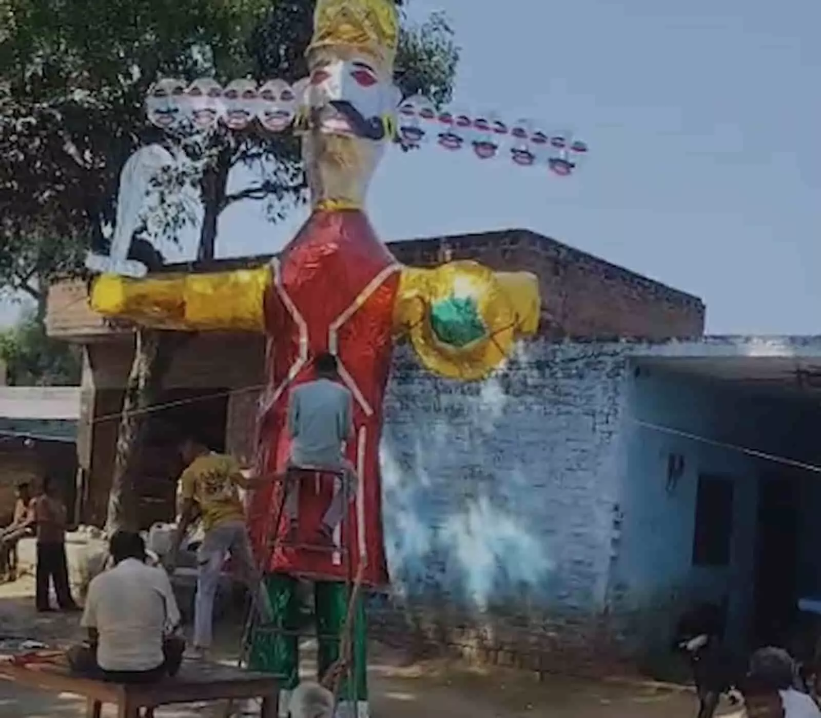तस्वीर में कानपुर देहात के गांव में बच्चे विजयदशमी के दहन हेतु रावण का पुतला बना रहे हैं। तस्वीर में कानपुर देहात के गांव में बच्चे विजयदशमी के दहन हेतु रावण का पुतला बना रहे हैं।