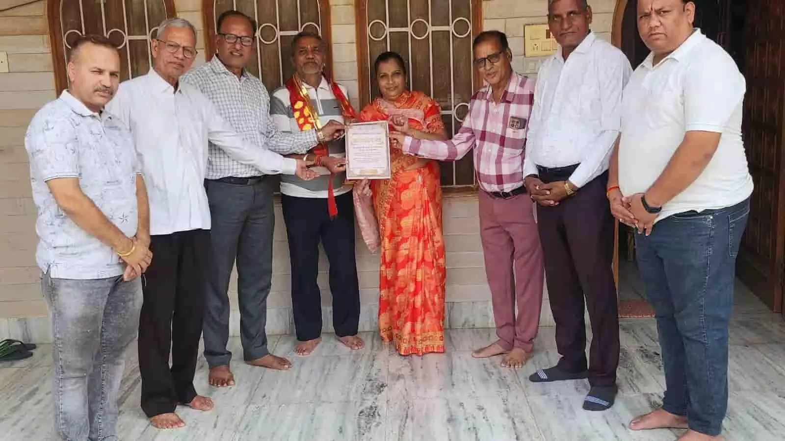 तस्वीर में महावीर इंटरनेशनल आमेट के सदस्य महावीर कोठारी और उनकी पत्नी को अभिनंदन पत्र सौंपते हुए। तस्वीर में महावीर इंटरनेशनल आमेट के सदस्य महावीर कोठारी और उनकी पत्नी को अभिनंदन पत्र सौंपते हुए।