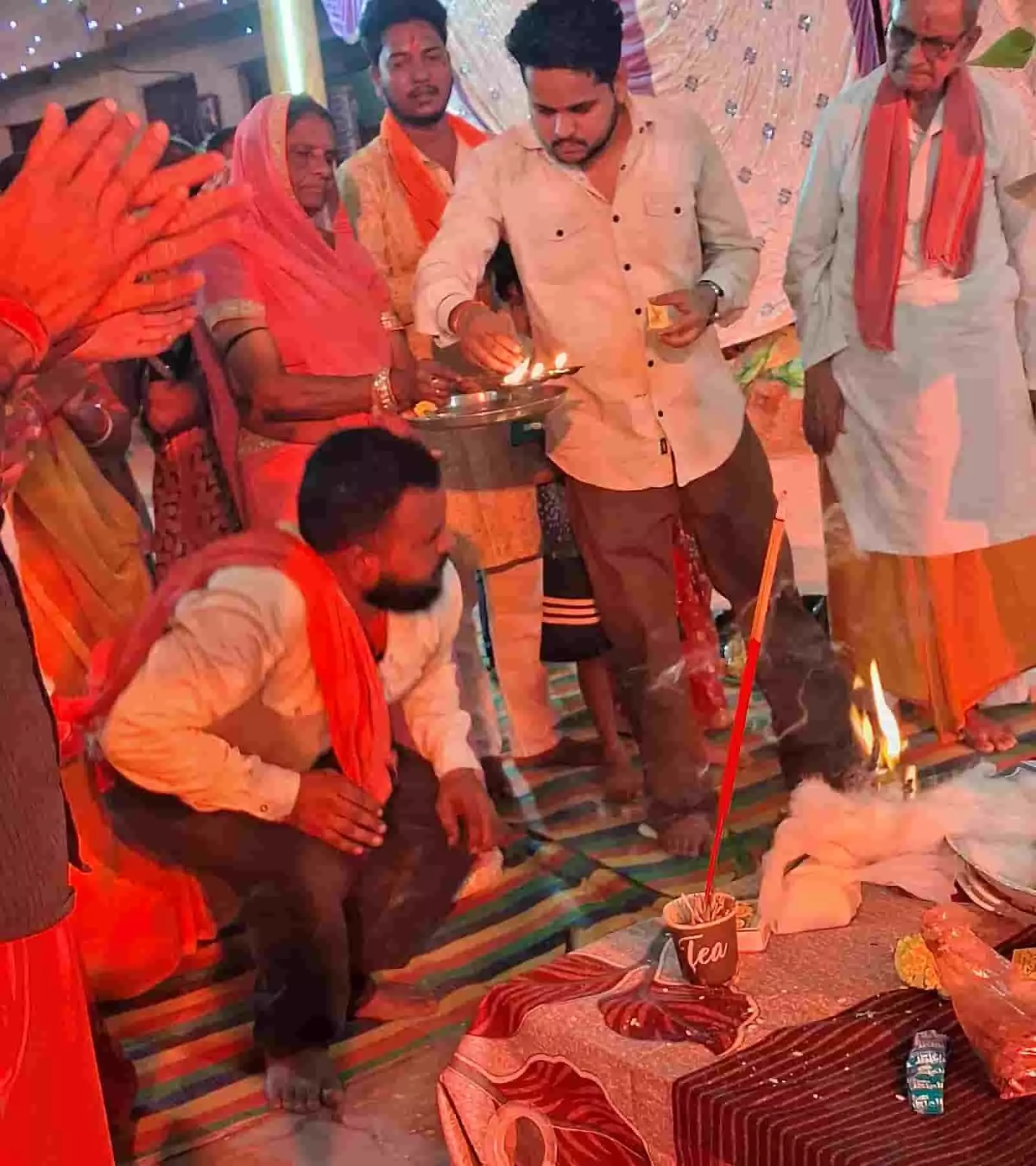 तस्वीर में श्रद्धालु खैरवाड़ा में नवरात्र समापन पर हवन और पूजन कर रहे हैं। तस्वीर में श्रद्धालु खैरवाड़ा में नवरात्र समापन पर हवन और पूजन कर रहे हैं।