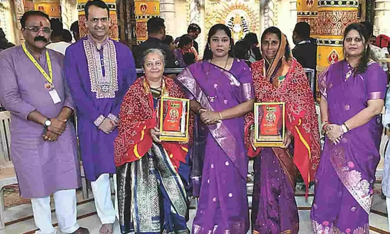 तस्वीर में पुणे के महालक्ष्मी मंदिर में नारी तू नारायणी सम्मान से सम्मानित महिलाएं और अतिथि नजर आ रहे हैं। तस्वीर में पुणे के महालक्ष्मी मंदिर में नारी तू नारायणी सम्मान से सम्मानित महिलाएं और अतिथि नजर आ रहे हैं।