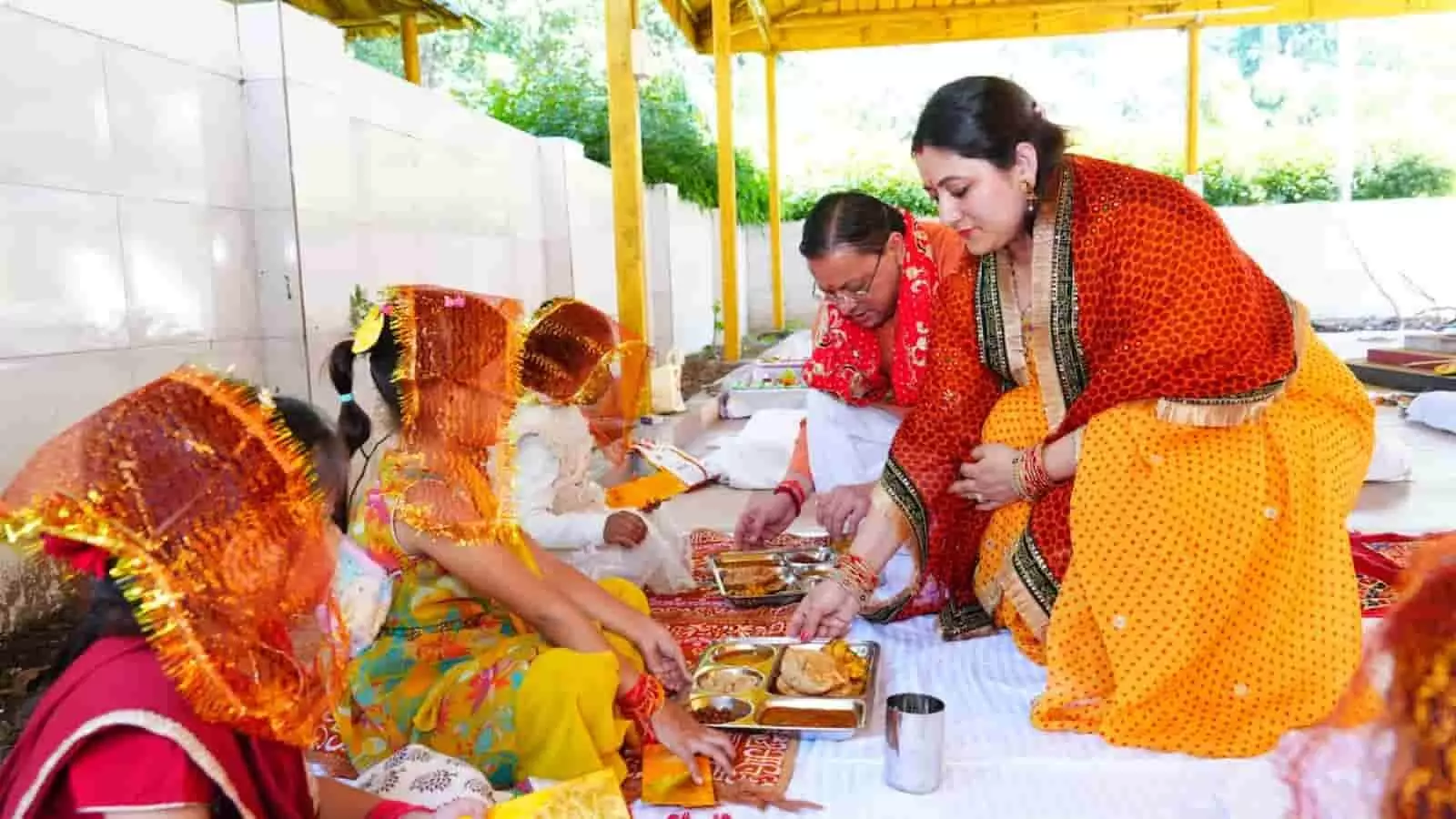 तस्वीर में मुख्यमंत्री पुष्कर सिंह धामी देहरादून स्थित आवास पर कन्या पूजन करते दिख रहे हैं. तस्वीर में मुख्यमंत्री पुष्कर सिंह धामी देहरादून स्थित आवास पर कन्या पूजन करते दिख रहे हैं.