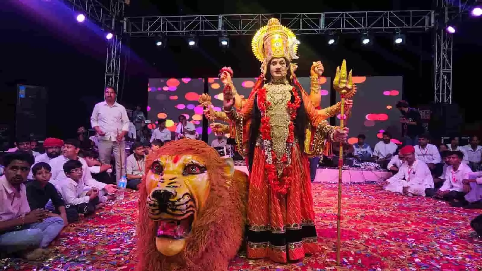 तस्वीर में आमेट के मंदिर परिसर में भजन संध्या के दौरान अंबे माताजी की झांकी प्रस्तुत करती कलाकार दिख रही हैं. तस्वीर में आमेट के मंदिर परिसर में भजन संध्या के दौरान अंबे माताजी की झांकी प्रस्तुत करती कलाकार दिख रही हैं.