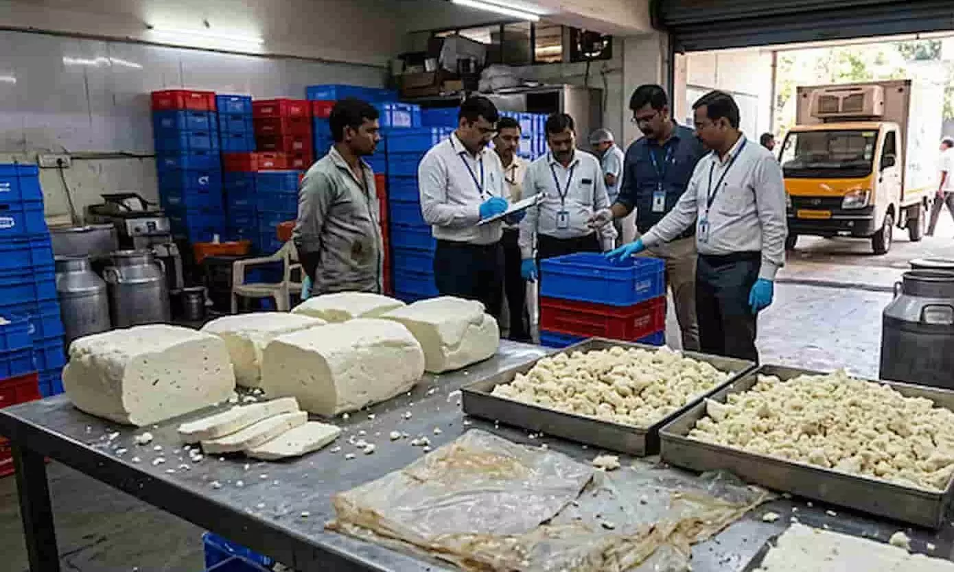 तस्वीर में खाद्य सुरक्षा अधिकारी पुणे में जांच के दौरान टेबल पर रखे पनीर की गुणवत्ता परख रहे हैं। तस्वीर में खाद्य सुरक्षा अधिकारी पुणे में जांच के दौरान टेबल पर रखे पनीर की गुणवत्ता परख रहे हैं।