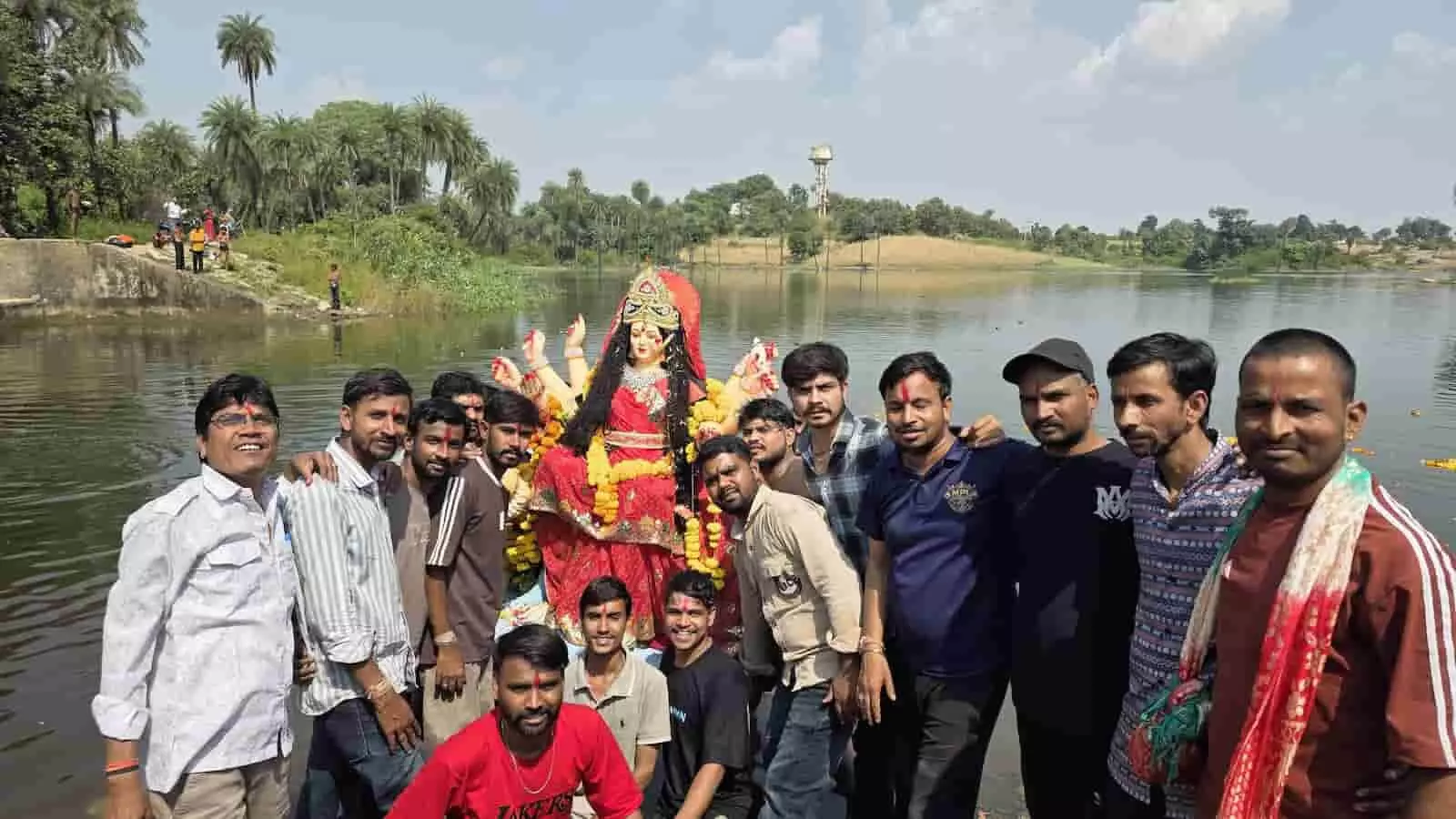 तस्वीर में लसाड़िया के बड़े तालाब पर नव दुर्गा माता की प्रतिमा विसर्जन के दौरान मौजूद श्रद्धालु। तस्वीर में लसाड़िया के बड़े तालाब पर नव दुर्गा माता की प्रतिमा विसर्जन के दौरान मौजूद श्रद्धालु।
